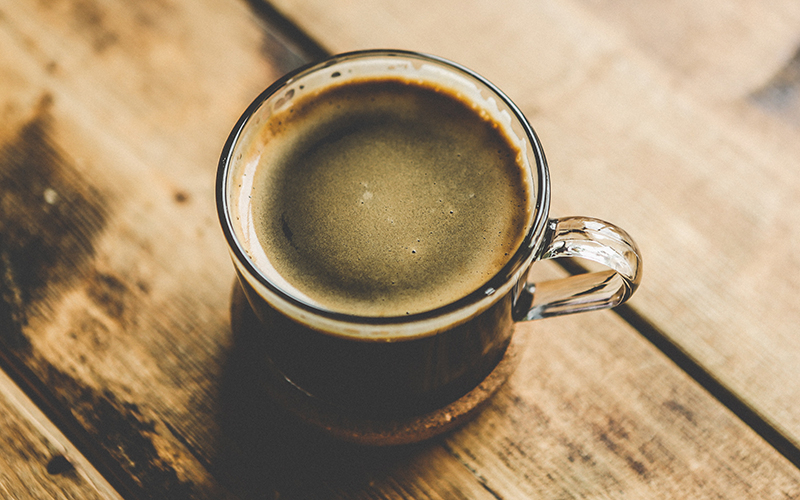 Может ли кофеин помочь при синдроме сухого глаза?