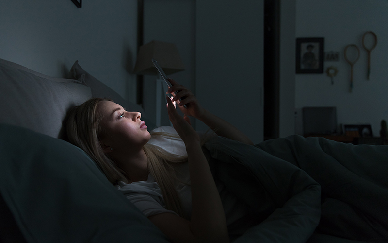 Перенапряжение глаз: нужно ли включать тёмную тему в приложениях по ночам?