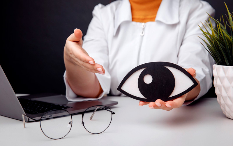 Как распознать первые признаки рака глаза
