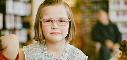 Очки ухудшают зрение детей? Эксперт опровергает миф