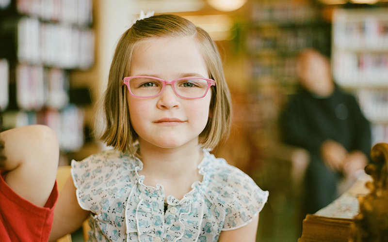 Очки ухудшают зрение детей? Эксперт опровергает миф