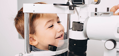 Когда стоит отвести ребёнка на осмотр к офтальмологу?