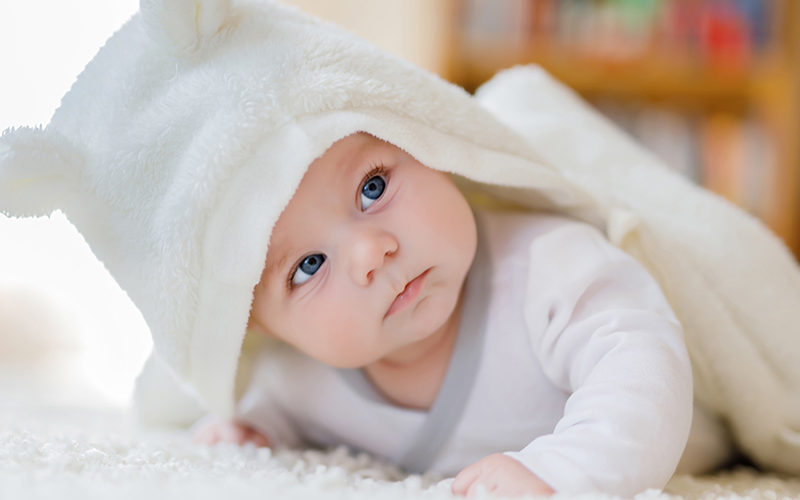 Как можно помочь развитию зрения младенца?