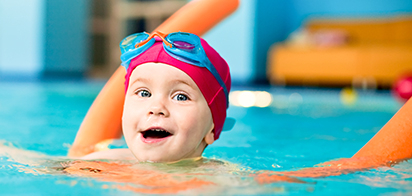 Ребёнок занимается плаванием? Как защитить его глаза