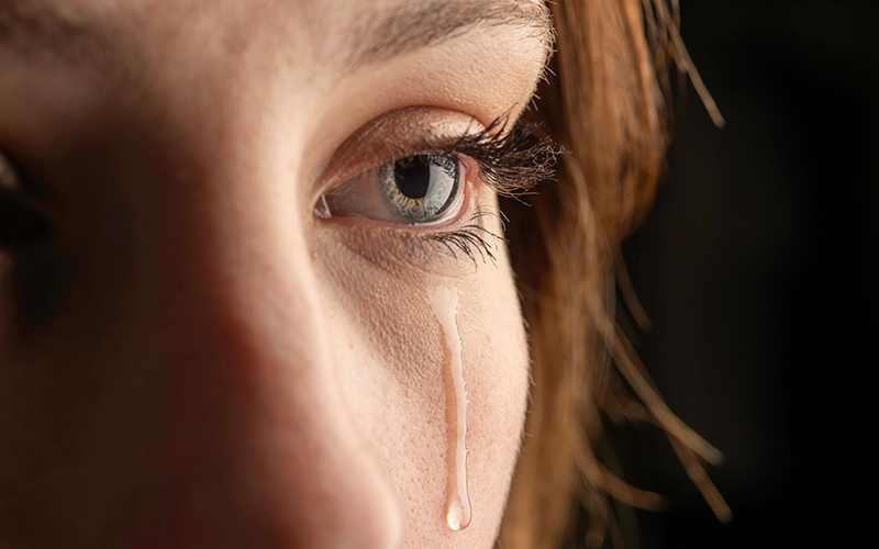 Очки с искусственными слезами помогли выявить эмпатию людей