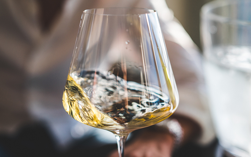 Употребление вина связали с низким риском операции при катаракте